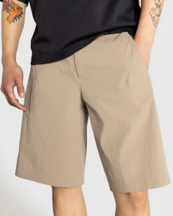 Shop Arc’teryx Veilance Spere LT Short soil